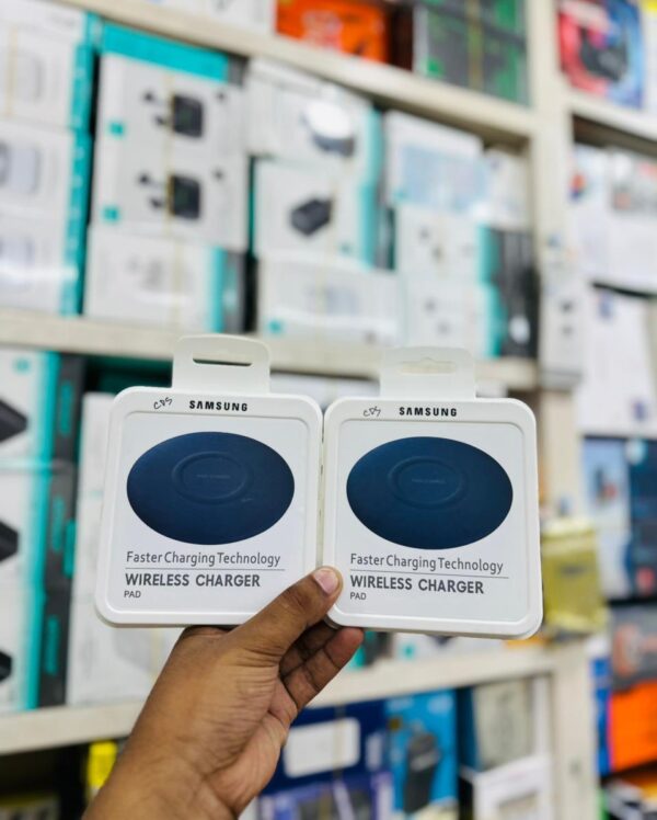 Product details of Original Samsung Wireless Charger Original EP-P1100 15W Qi Smart Fast charging adapter with Type C USB Interface For Samsung Galaxy S10 S9 S8 Note 10+ 9/iPhone X XR XS 8/ Smart Pad Welcome to Willsoon Mall，Thank you for your trust and support. We will try our best to provide you with the most sincere service！ ★Samsung Wireless Charger Qi Smart Fast charging adapter ★Brand Name: SAMSUNG ★Model Number: EP-P1100 ★Quality Certification: NOM,INMETRO,BSMI,KC,RoHS,FCC,CCC,ce,KEMA,C-Tick,GS,VCCI ★compatibility:Suitable for Samsung brand mobile phones (the mobile phone itself supports wireless charging function) ★Typical device: Galaxy Note 9 ★Applicable models: Accelerated charging compatible with Galaxy Note9, S9, S9, Note8, S8, S8, S7, S7 Edge, Note 5, S6 Edge / Qi compatible with Galaxy S6, S6 Edge and Qi certified devices * S6, S6 Edge only supports ordinary Charging, can not achieve accelerated charging function.